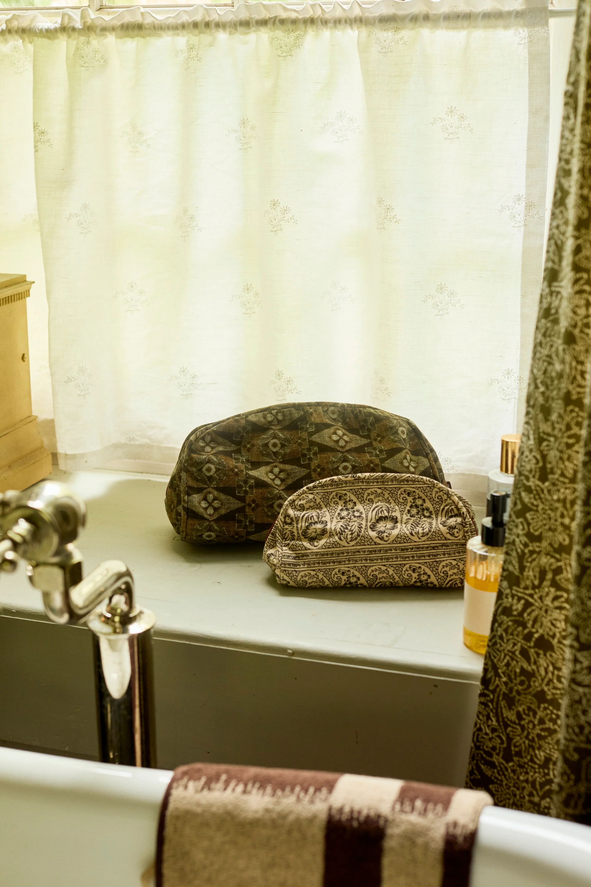 Emilie Toiletry Bag - Image 4